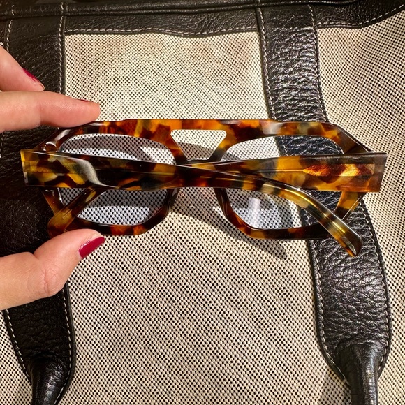 VEHLA Tortoise Shell Sunglasses - Picture 6 of 8